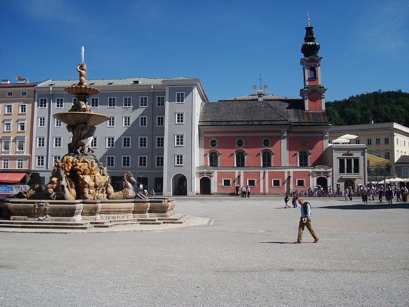 Großer Platz aus dem 16. Jahrhundert mit Springbrunnen