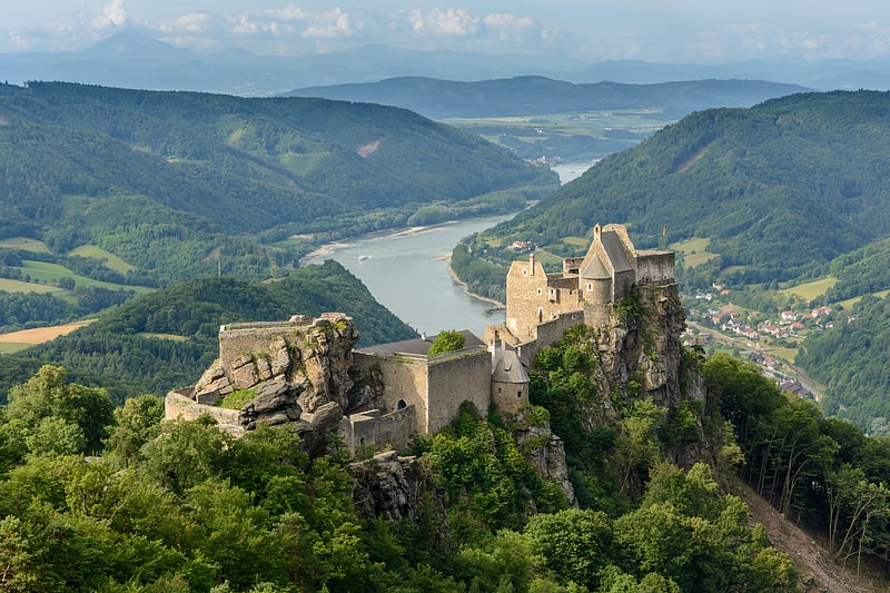 Mittelalterliche Burg mit Blick auf die Donau