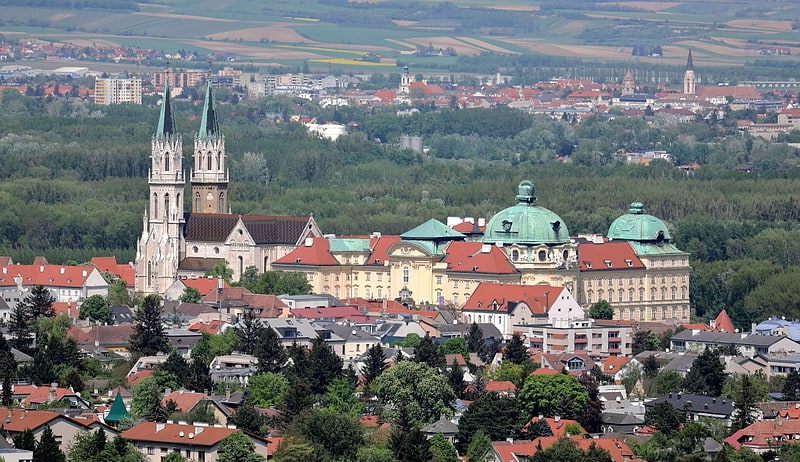 Großes Kloster auf einem Hügel und berühmter Altar