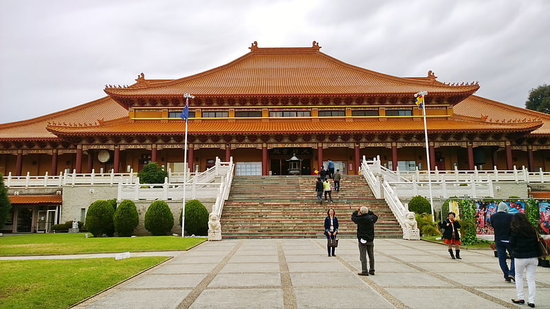 Gran templo budista que ofrece retiros