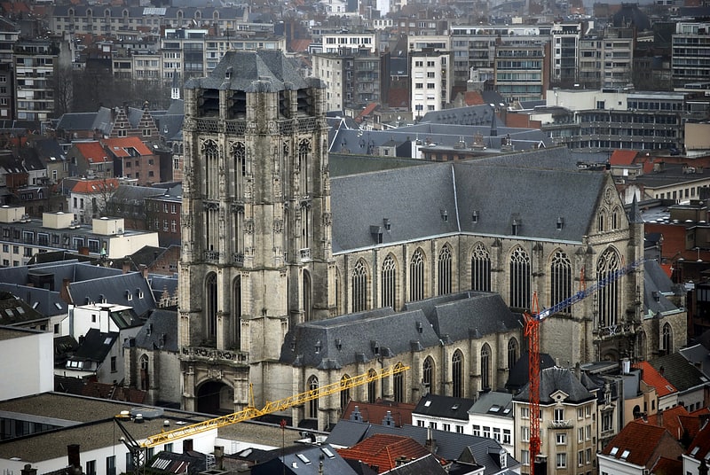 Église gothique emblématique avec le tombeau de Rubens