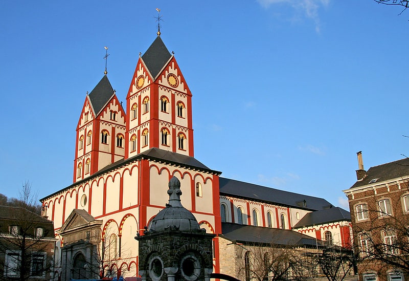 Église du 11e siècle à façade rouge