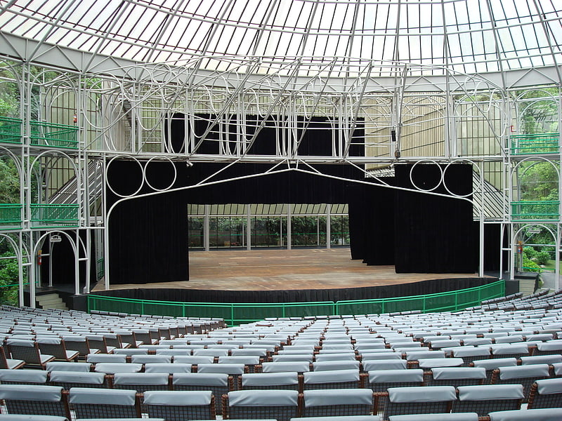 Moderno teatro de la ópera hecho de alambre
