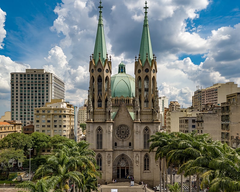 Monumental catedral neogótica