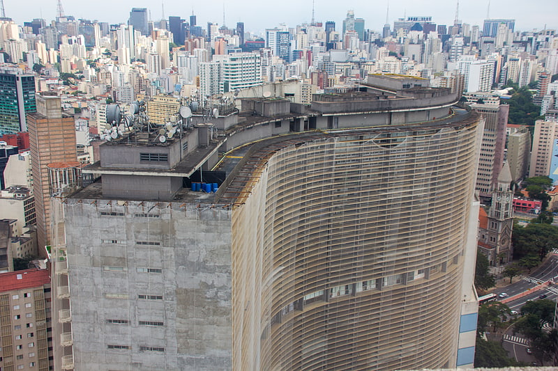 Immeuble d'appartements en forme de vague de Niemeyer