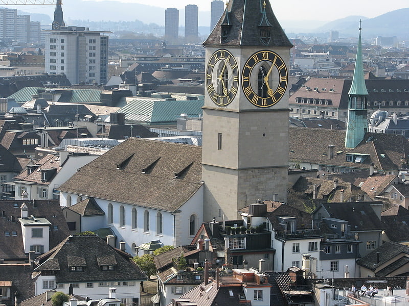 Église historique avec une grande tour d'horloge