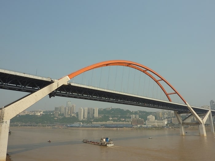 Puente en arco en Chongqing, China
