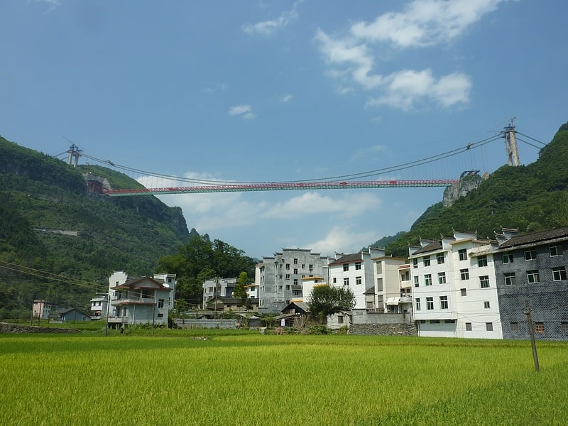 Pont suspendu dans la Préfecture autonome tujia et miao de Xiangxi, Chine