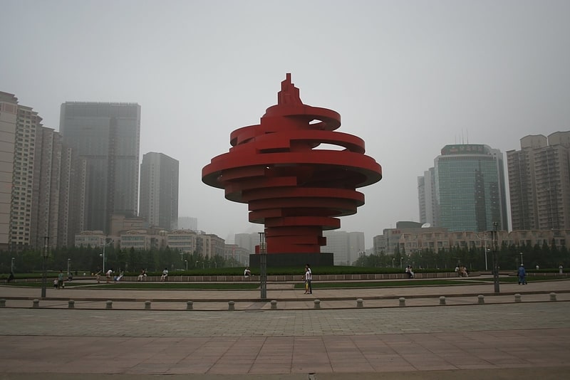Plaza frente al mar con una moderna escultura