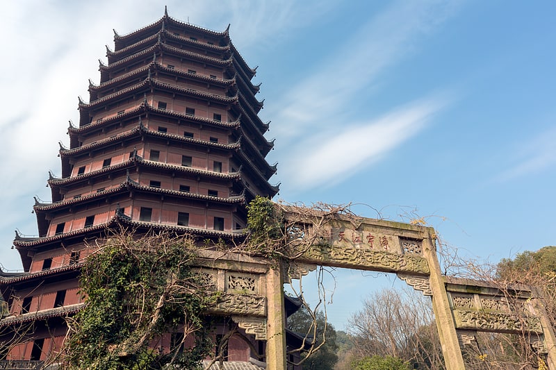 Pagoda histórica de 70 pies junto al río Qiantang