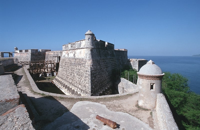 Forteresse côtière historique du 17e siècle
