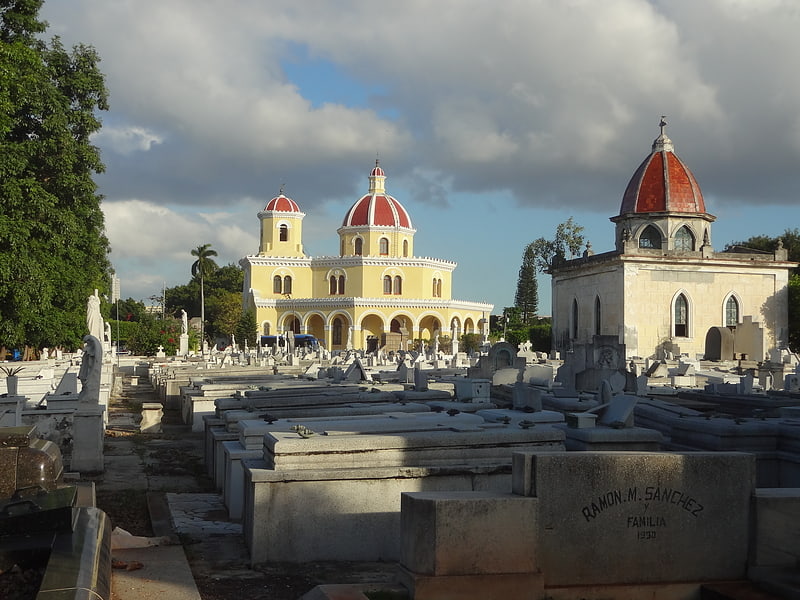 Denkmalgeschützter Friedhof mit Grabmalen und Gedenkstätten