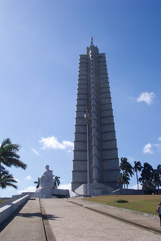 Wieża i pomnik upamiętniający bohatera rewolucji