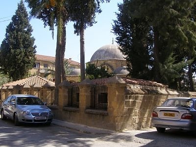 Mezquita del siglo XVI con tumbas históricas