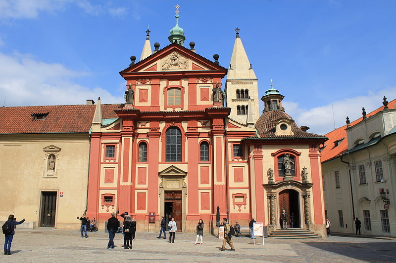 Um 920 gegründete Kirche und Kunstgalerie
