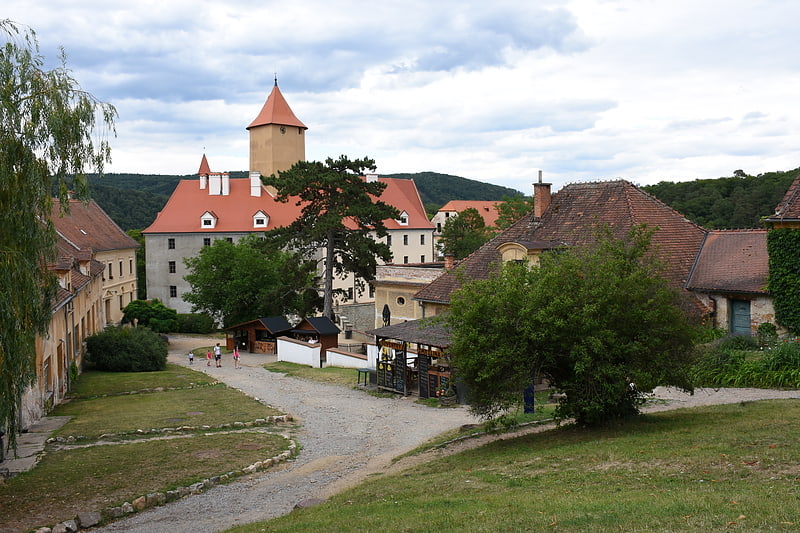 Burg aus dem 13. Jahrhundert mit restaurierten Räumen