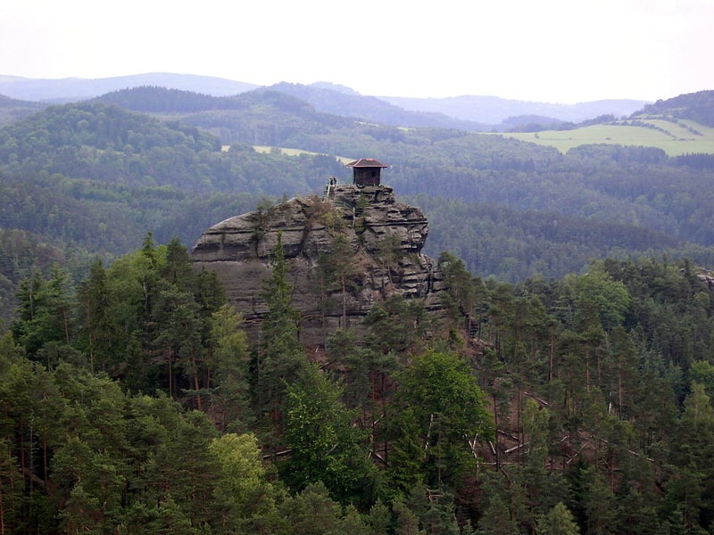 Felsiger Aussichtspunkt mit einer historischen Hütte