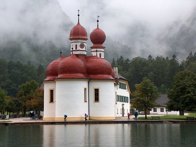 Malerische Kirche aus dem 17. Jahrhundert am See