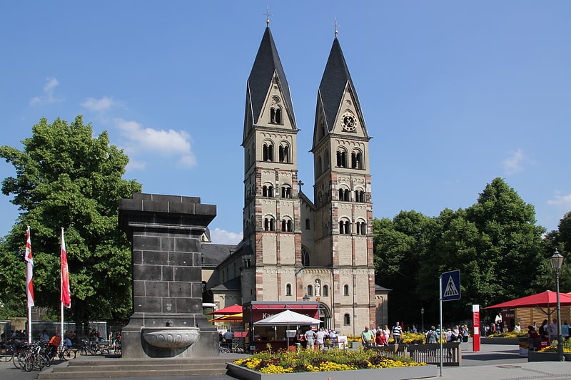 Historische Kirche im romanischen Stil