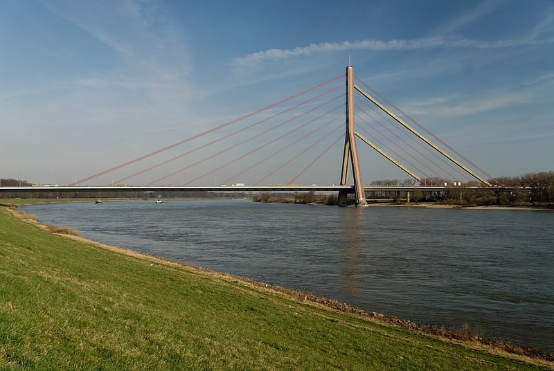 Schrägseilbrücke in Düsseldorf, Nordrhein-Westfalen