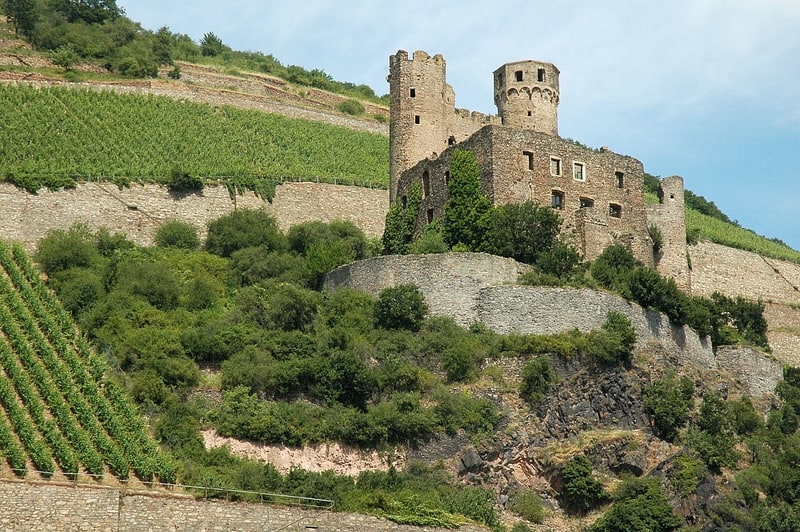 Burgruine, vom Wanderweg aus sichtbar