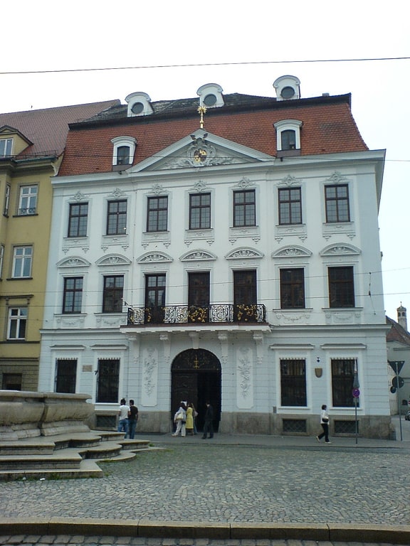 Palais baroque avec expositions d'art