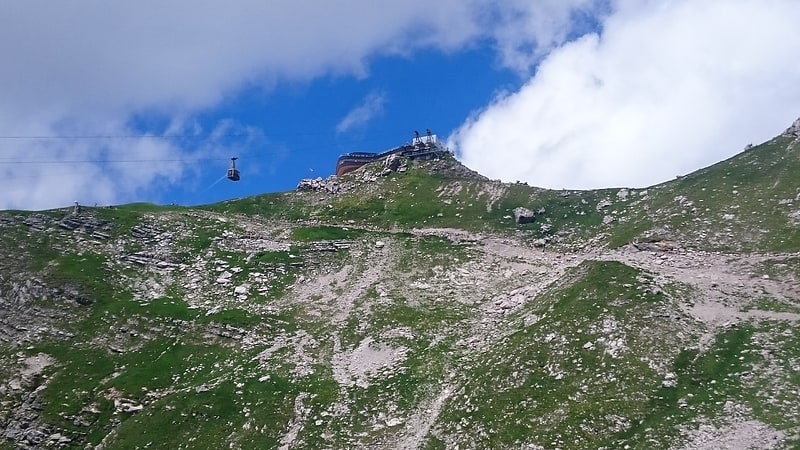 Pico panorámico con pistas de esquí y teleférico