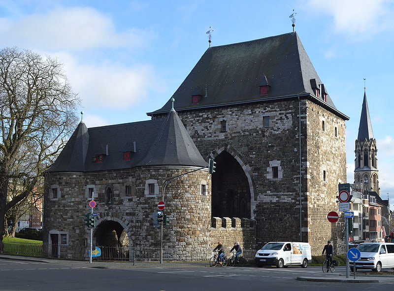Imponente puerta de la ciudad del siglo XIV