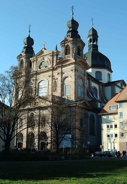 Iglesia jesuita ornamentada del siglo XVIII