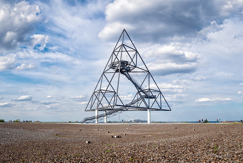 Escultura tetraédrica de 60 metros de altura