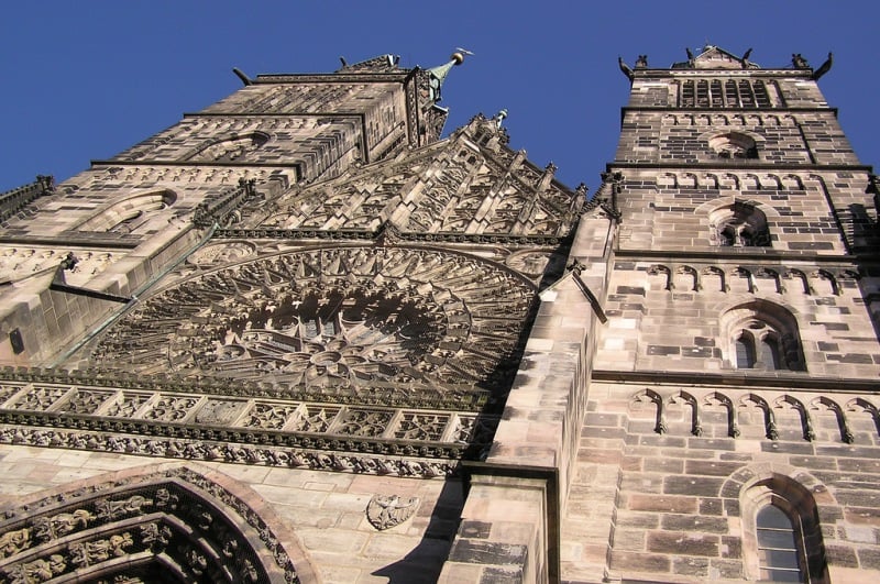 Église gothique avec œuvres d'art et grand orgue