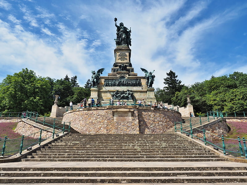 Historisches Denkmal mit Aussicht auf den Hügel