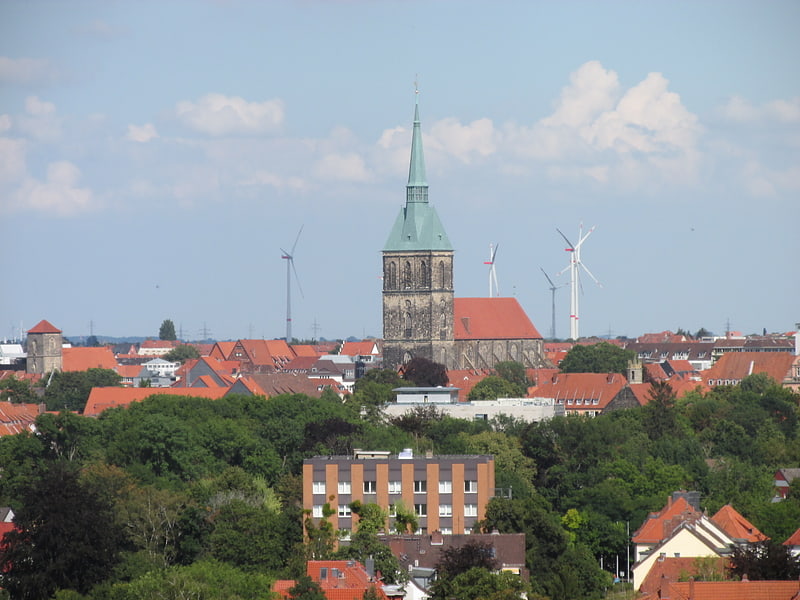 Une église imposante avec vue sur la tour