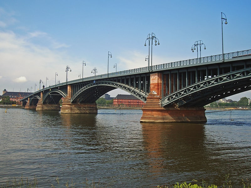 Pont en arc par-dessous à Wiesbaden, Allemagne
