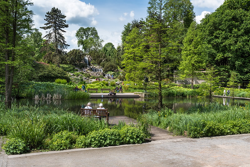 Parque y jardín botánico con pajarera