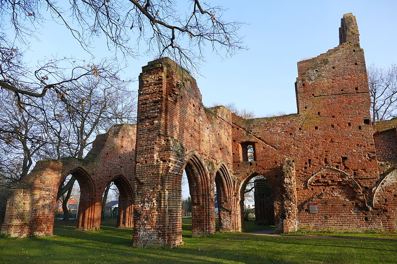 Venerables ruinas de un monasterio de 1199