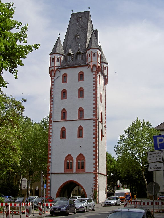 Średniowieczna 6-piętrowa gotycka wieża kamienna