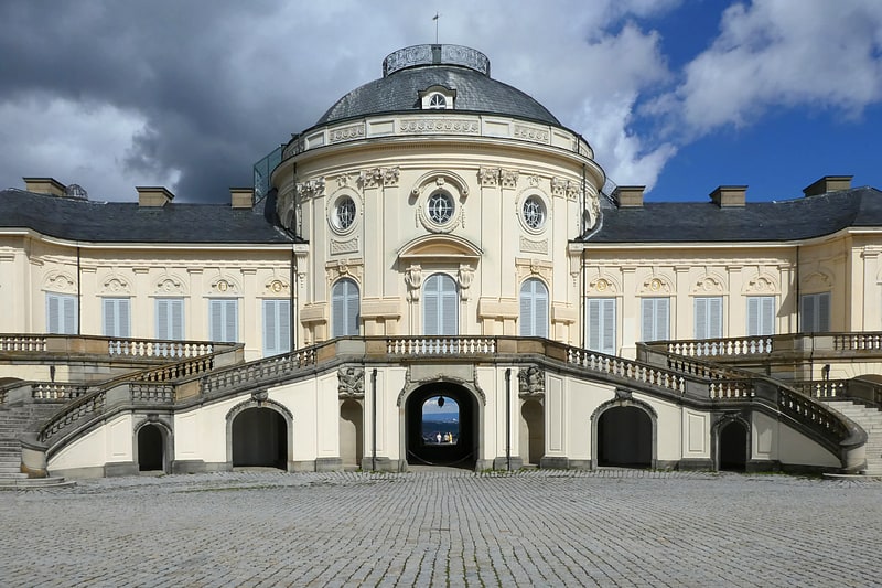 Palais du baroque tardif avec sentiers et vues