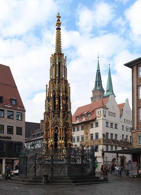 Fontaine emblématique avec flèche d'église gothique