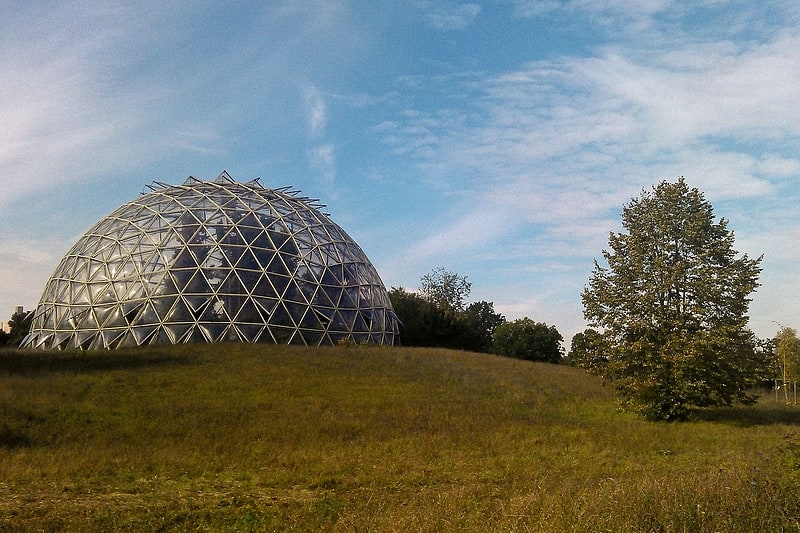 Jardín botánico con un invernadero con cúpula