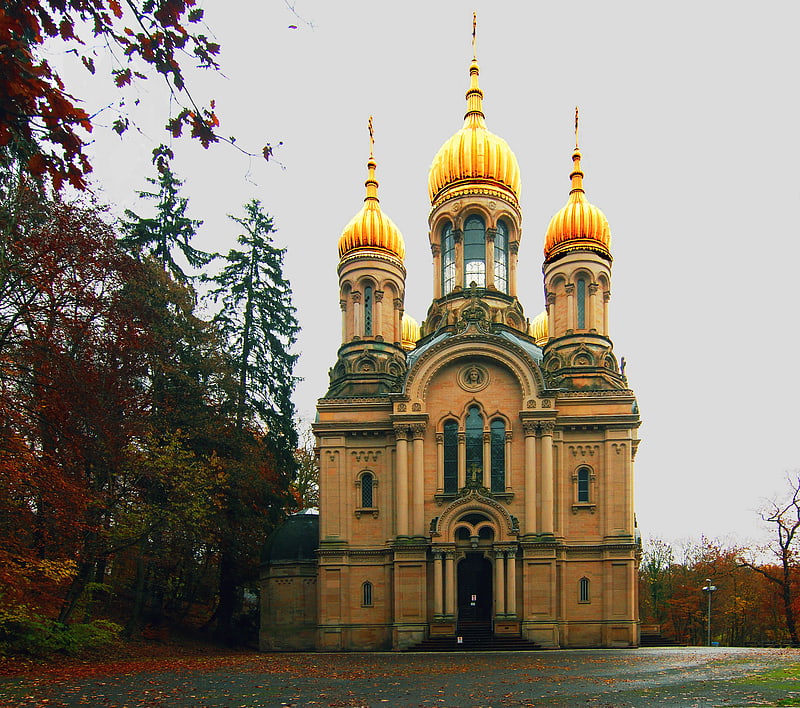 Edificio icónico del siglo XIX con cúpulas