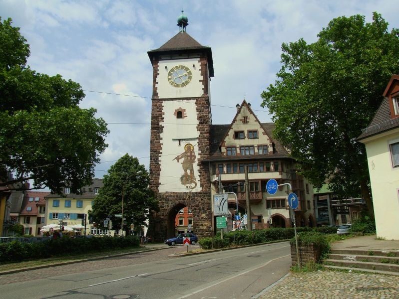 Porte de ville médiévale iconique avec un musée