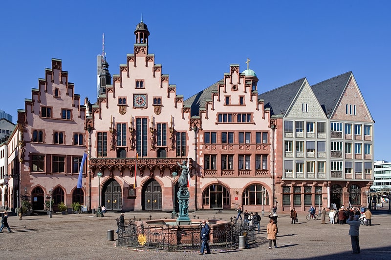 Ikonisches Rathaus seit 1405 mit Balkon