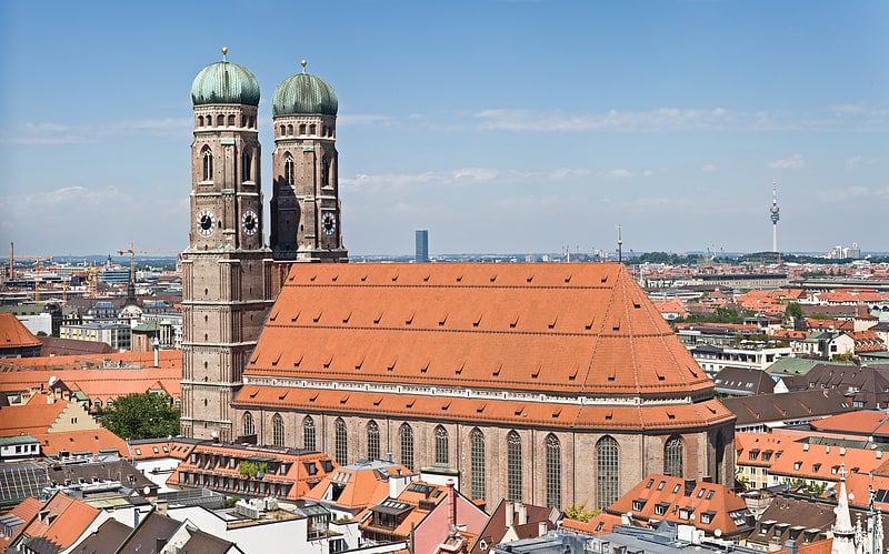 Église gothique avec des tours à dôme emblématiques