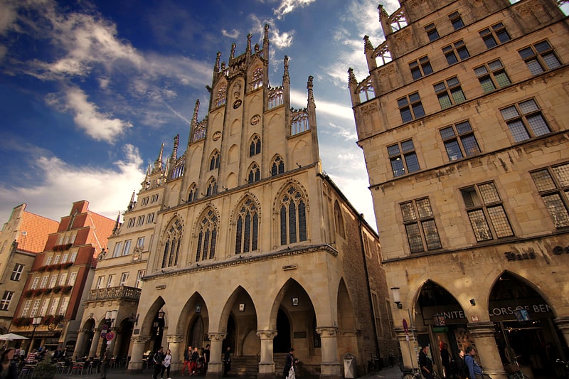 Hôtel de ville des années 1300 et monument gothique