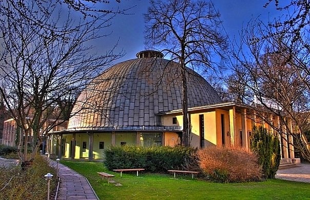 Un édifice en forme de dôme pour l'observation high-tech des étoiles