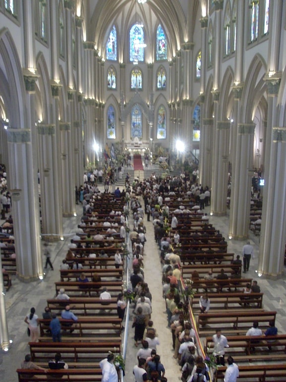 Catedral gótica ornamentada con misa