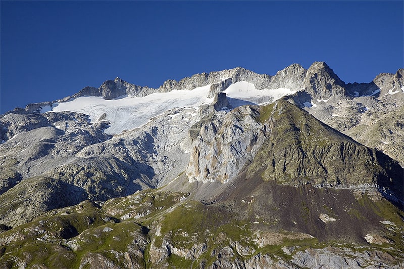 Pico prominente con sitio de escalada