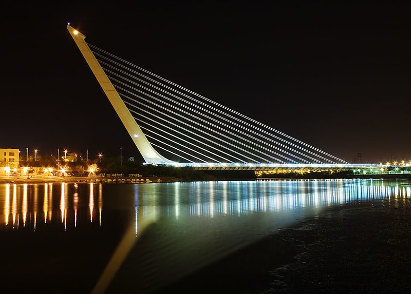 Puente atirantado de pilón contrapeso en Sevilla, España