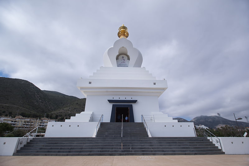 Buddhistisches Denkmal mit einer Meditationshalle